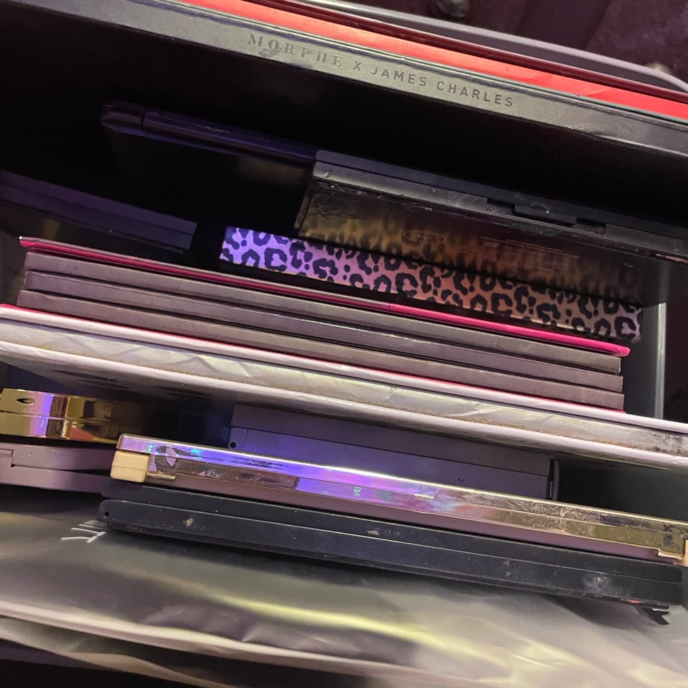 MAKEUP EYESHADOW PALLETES